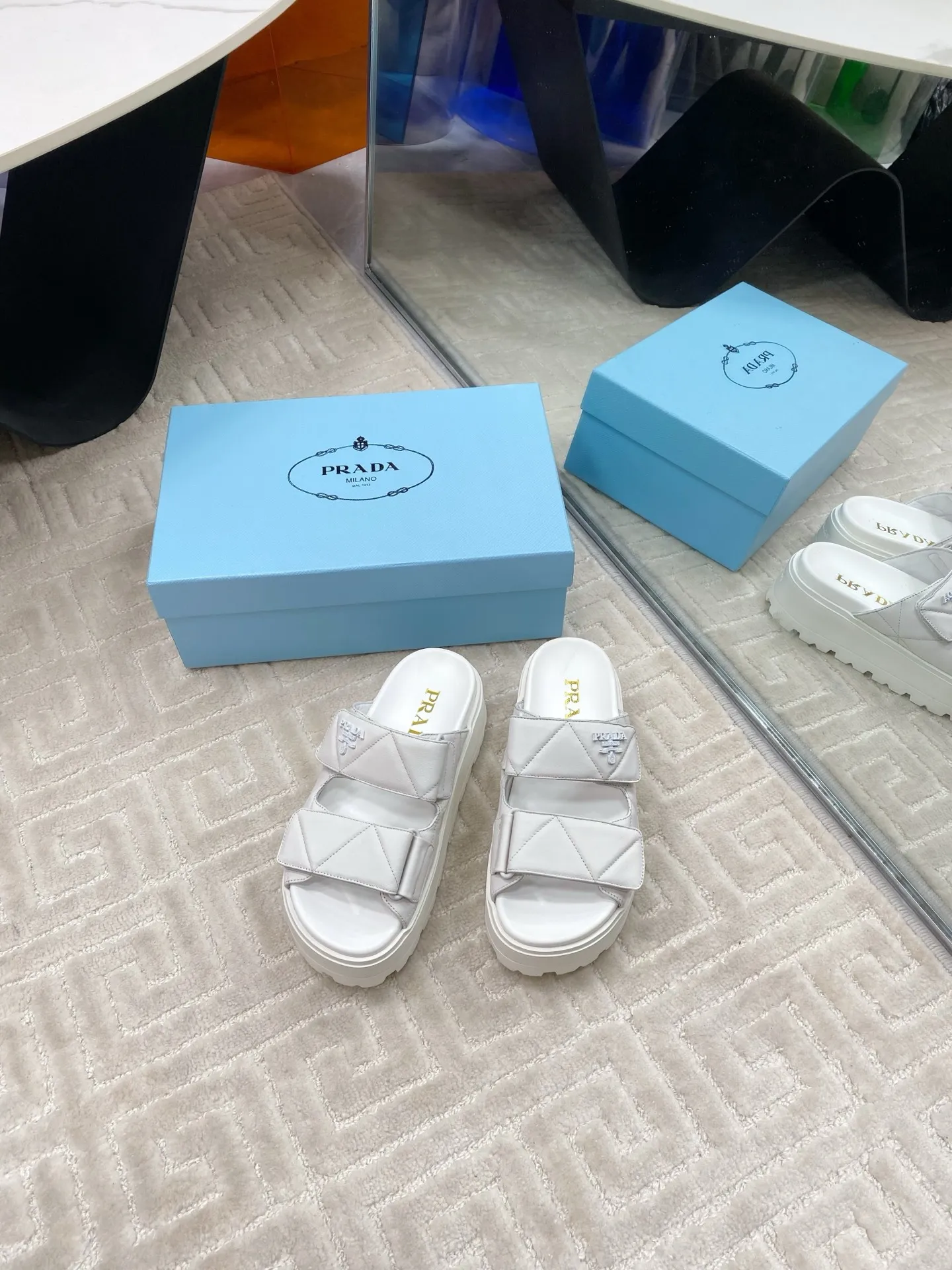 👟👟Ex-factory price 580👟👟 Prada Prada 2025 spring and summer new sandals Roman thick-soled Velcro sandals slippers The latest catwalk style, classic upgrades Comfort and fashionability coexist Each color combination looks good, and the design matches different style needs Upper: Original customized cowhide Lining: Original customized sheepskin lining, cowhide Foot pads Outsole: Original open-molded anti-slip outsole Shoe size: 35-40